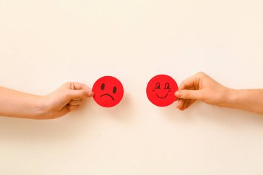 Sınıflandırılmış kadınlar beyaz arka planda gülümserler. Müşteri deneyimi kavramı