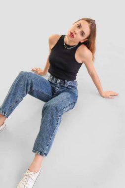 Koyu mavi kotlu, açık renkli genç bir kadın.