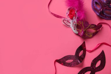 Pembe arka planda karnaval maskeleri