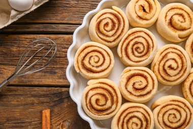 Ahşap arka planda pişmemiş tarçınlı fırın yemeği.