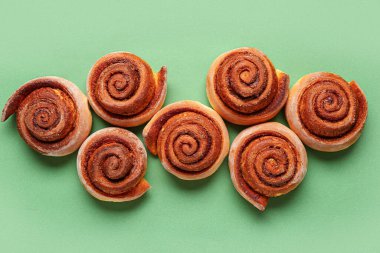 Yeşil arka planda lezzetli tarçınlı rulo