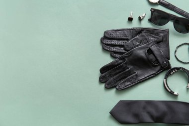 Renkli siyah deri eldivenli şık erkek aksesuarları.