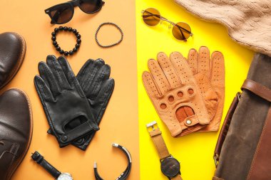 Renk arkaplanında farklı erkek aksesuarları olan kompozisyon