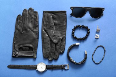 Mavi arka planda farklı erkek aksesuarları olan kompozisyon