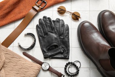 Açık fayans zemin üzerinde şık erkek aksesuarları olan kompozisyon