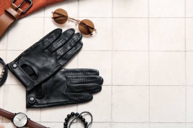 Açık fayans zemin üzerinde şık erkek aksesuarları olan kompozisyon