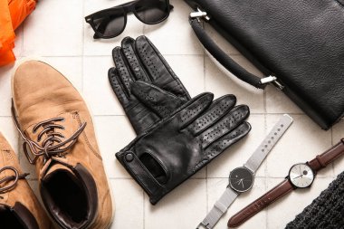 Açık fayans zemin üzerinde şık erkek aksesuarları olan kompozisyon