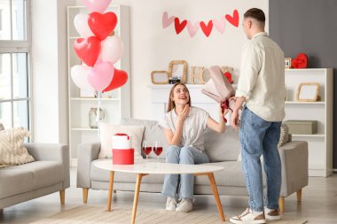 Genç adam sevgililer günü için sevgilisini bir buket gülle karşılıyor.