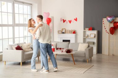 Dans eden ve sevgililer gününü evde kutlayan genç ve güzel bir çift.