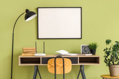 Ofiste kablosuz ağ yönlendirici, lamba ve boş çerçeveli işyeri