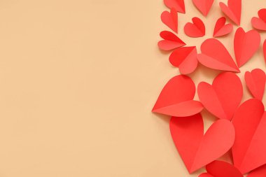 Renkli arka planda kırmızı kağıt kalpler olan kompozisyon. Sevgililer Günü kutlaması