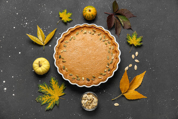 Осенняя композиция с вкусным тыквенным пирогом на черном фоне