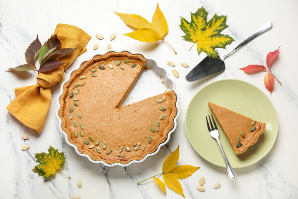 Осенняя композиция с вкусным тыквенным пирогом на фоне белого мрамора