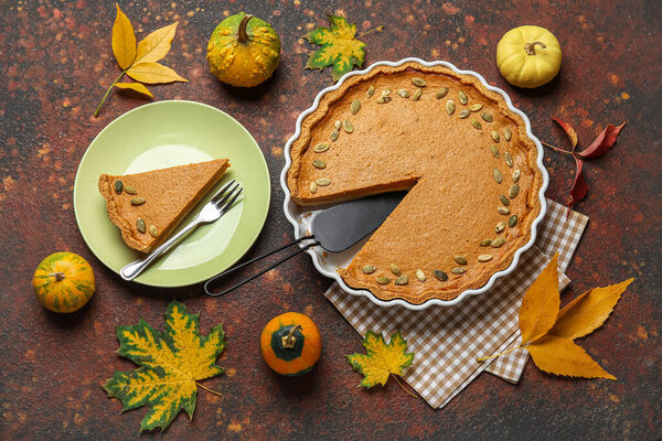 Осенняя композиция с вкусным тыквенным пирогом на коричневом фоне