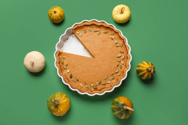 Осенняя композиция с вкусным тыквенным пирогом на зеленом фоне