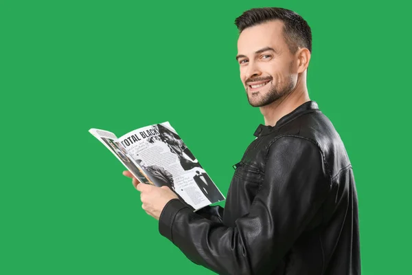 Schöner Mann Liest Magazin Auf Grünem Hintergrund — Stockfoto