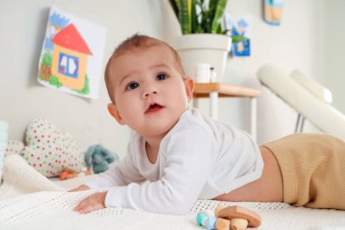 Klinikteki masada yatan küçük bebek.