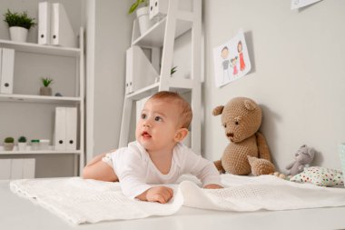 Klinikteki masada yatan küçük bebek.