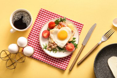 Lezzetli kızarmış yumurta, tost, domates ve bej arka planda bir fincan kahve.
