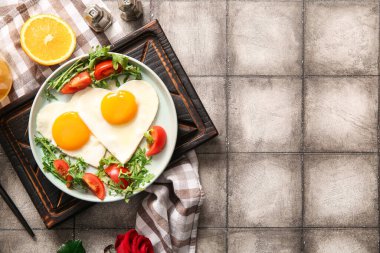 Gri fayanslı lezzetli yumurta, domates ve roka tabağı.