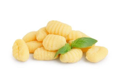 Beyaz arka planda lezzetli gnocchi ve fesleğen