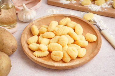 Lezzetli gnocchi ve çatallı ahşap tabak arka planda, yakın plan