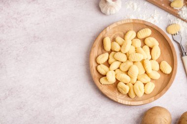 Hafif arka planda lezzetli gnocchi ile ahşap tabak
