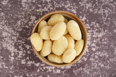 Grunge arka planında lezzetli gnocchi olan kase.