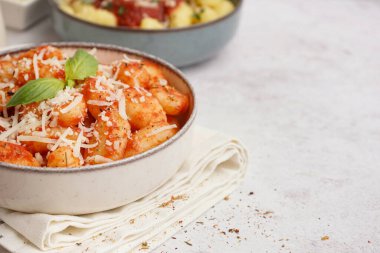 Beyaz arka planda peynirli bir kase lezzetli gnocchi