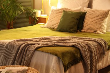 Geceleri rahat yatak, rahat battaniye ve yastıklar.