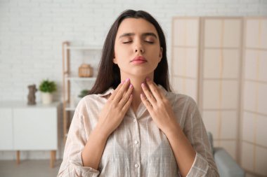 Evde tiroit bezi sorunu olan genç bir kadın var.