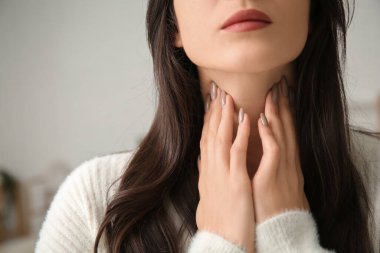 Tiroid bezi sorunu olan genç bir kadın.