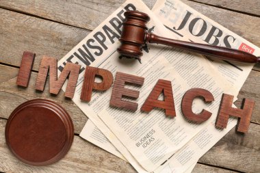 IMPEACH, Yargıç Tokmak ve ahşap zemin üzerine gazeteler