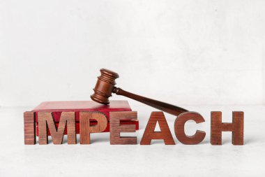 Yargıç tokmak ve kelime IMPEACH beyaz masada