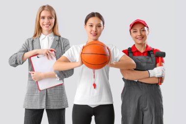 Gri arka planda farklı meslekten kadınlar