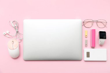 Pembe arka planda gözlüklü modern cihazlar.