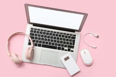Pembe arka planda modern dizüstü bilgisayarı olan cihazlar.