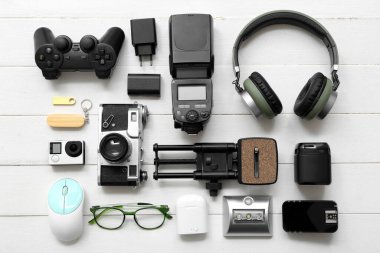 Aydınlık ahşap arka planda farklı modern cihazlara sahip kompozisyon