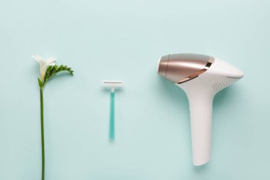 Mavi arka planda jilet ve çiçekli modern fotoepilatör