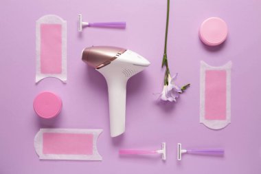 Balmumu şeritli, jiletli ve mor kaplamalı modern fotoepilatör.