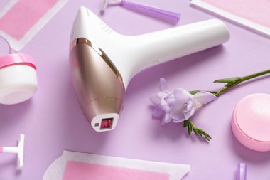 Balmumu şeritli, jiletli ve mor kaplamalı modern fotoepilatör.