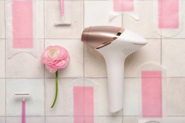 Usturalı modern fotoepilatör, balmumu şeritli ve beyaz fayanslı güzel çiçek.