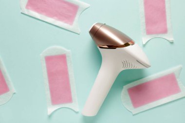 Turkuaz arka planda balmumu şeritli modern fotoepilatör