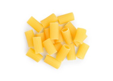 Beyaz arka plan üzerinde ham Tortiglioni makarna