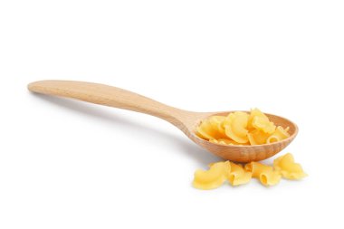 Ahşap kaşık, beyaz arka planda pişmemiş makarna.