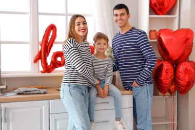 Sevgililer Günü 'nde ailesiyle mutfakta olan küçük çocuk.