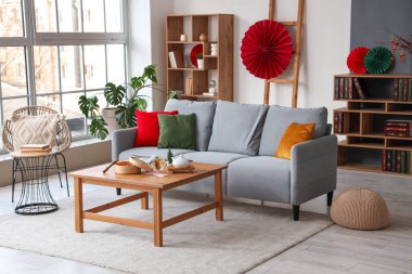 Çin Yeni Yıl kutlamaları için kanepesi, masası ve dekoru olan modern oturma odası.