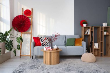 Çin Yeni Yıl kutlamaları için kanepe, masa ve dekorla oturma odasının içinde.