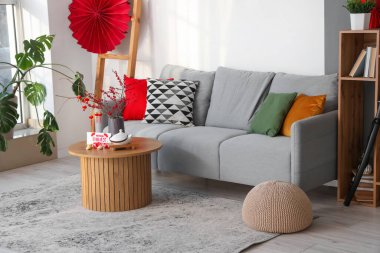 Çin Yeni Yıl kutlamaları için kanepe, masa ve dekorla oturma odasının içinde.