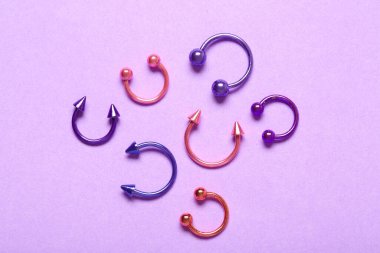 Leylak arkaplanını delmek için renkli dairesel halterler